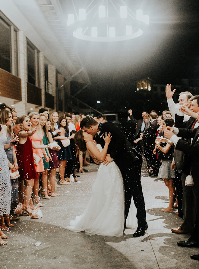 real wedding houston wedding the woodlands resort & conference center couple exit brida and groom couple kiss confetti toss end of the night