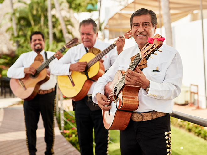 beach destination wedding, Mexico, Puerto Vallarta, summer wedding, wedding entertainment, mariachi band