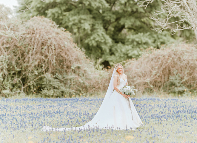 bridal portrait, outdoor, blue bonnet, bridal bouquet, pretty, amy maddox photography