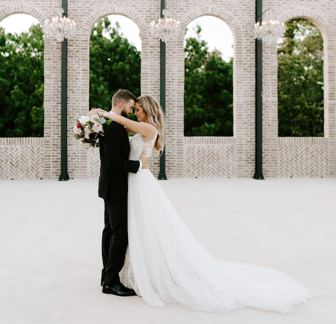 bride, groom, outdoor wedding photos, wedding photography, wedding moments, emily figurelli photography, venue, houston, iron manor, bridal bouquet, roses, blush, burgundy