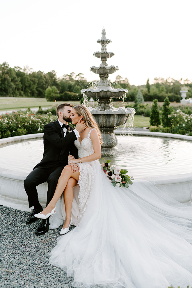 bride, groom, outdoor wedding photos, wedding photography, wedding moments, emily figurelli photography, venue, houston, iron manor, greenery, fountain