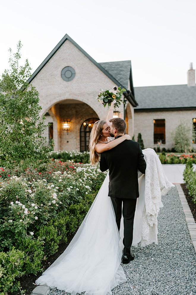 bride, groom, outdoor wedding photos, wedding photography, wedding moments, emily figurelli photography, venue, houston, iron manor, greenery