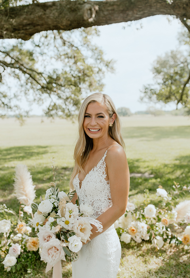 bridal portrait, outdoors, daytime, bridal hair, bridal makeup, natural, down, long, bridal bouquet, blush, white, ivory, champagne