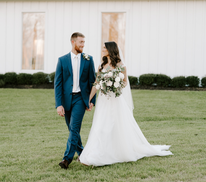 bridal gown, bride, groom, emily figurelli, houston photographer, groom's suit, navy, blue, bridal bouquet