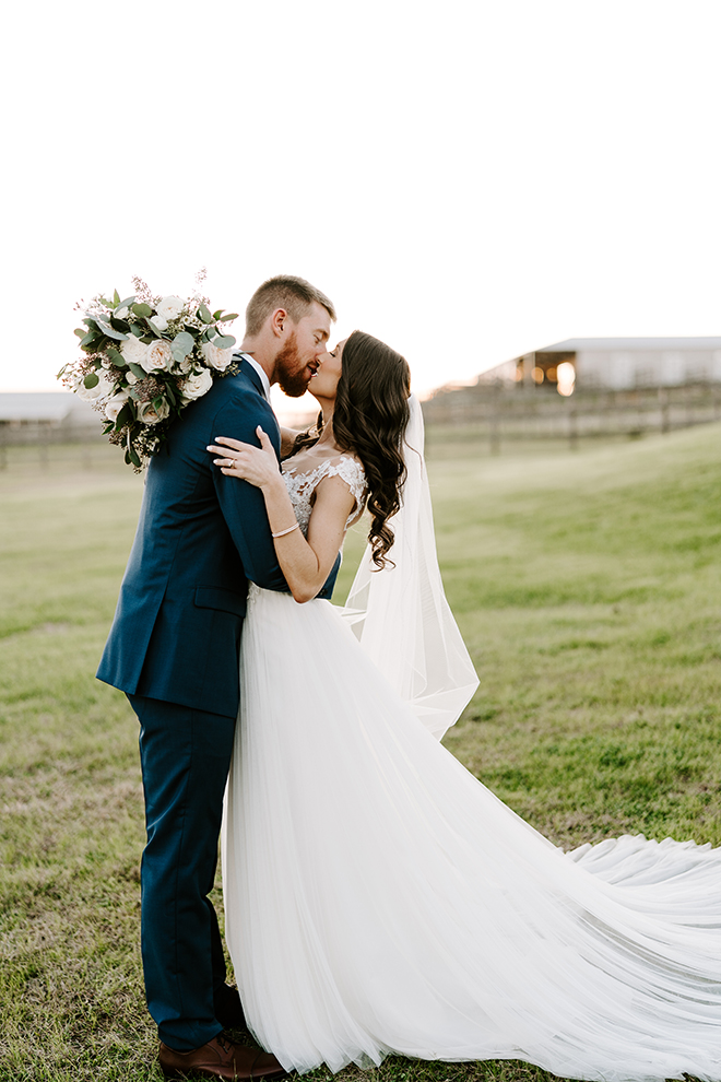 bridal gown, bride, groom, emily figurelli, houston photographer, groom's suit, navy, blue, bridal bouquet