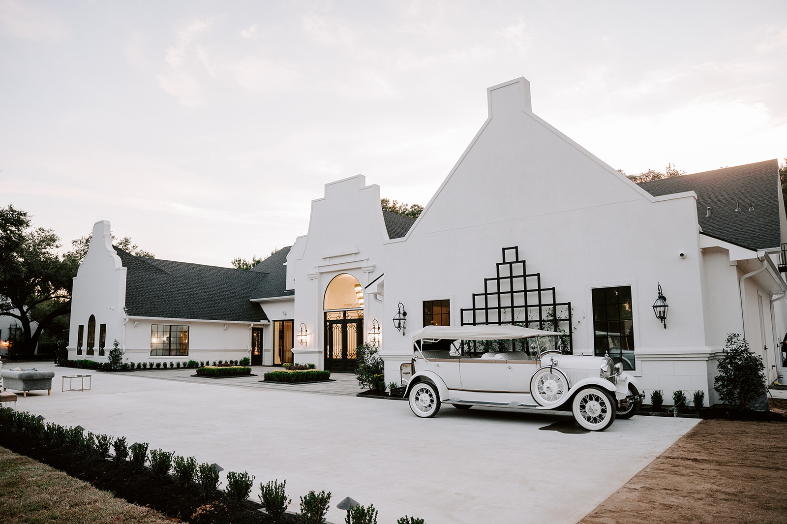 The front of The Peach Orchard venue in The Woodlands, TX