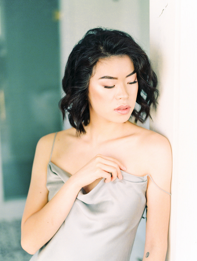 A bride with short wavy hair.