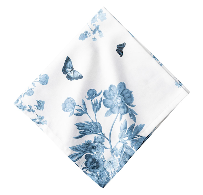 Light blue Juliska field of flowers napkins for outdoor patio. 