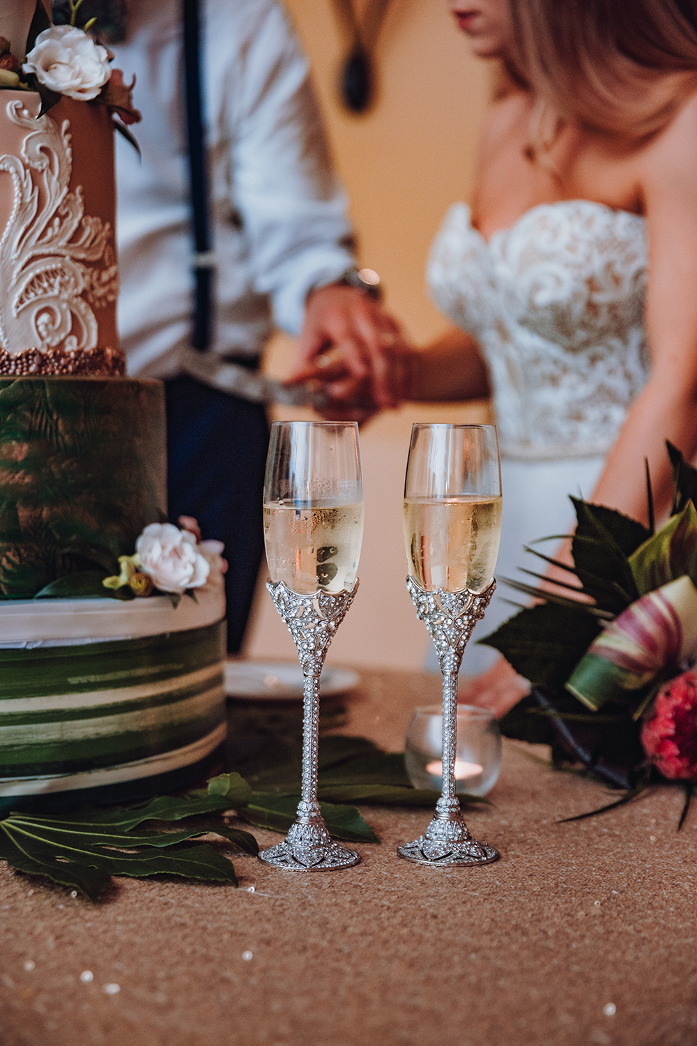 cutting the cake - wedding photography - champagne 