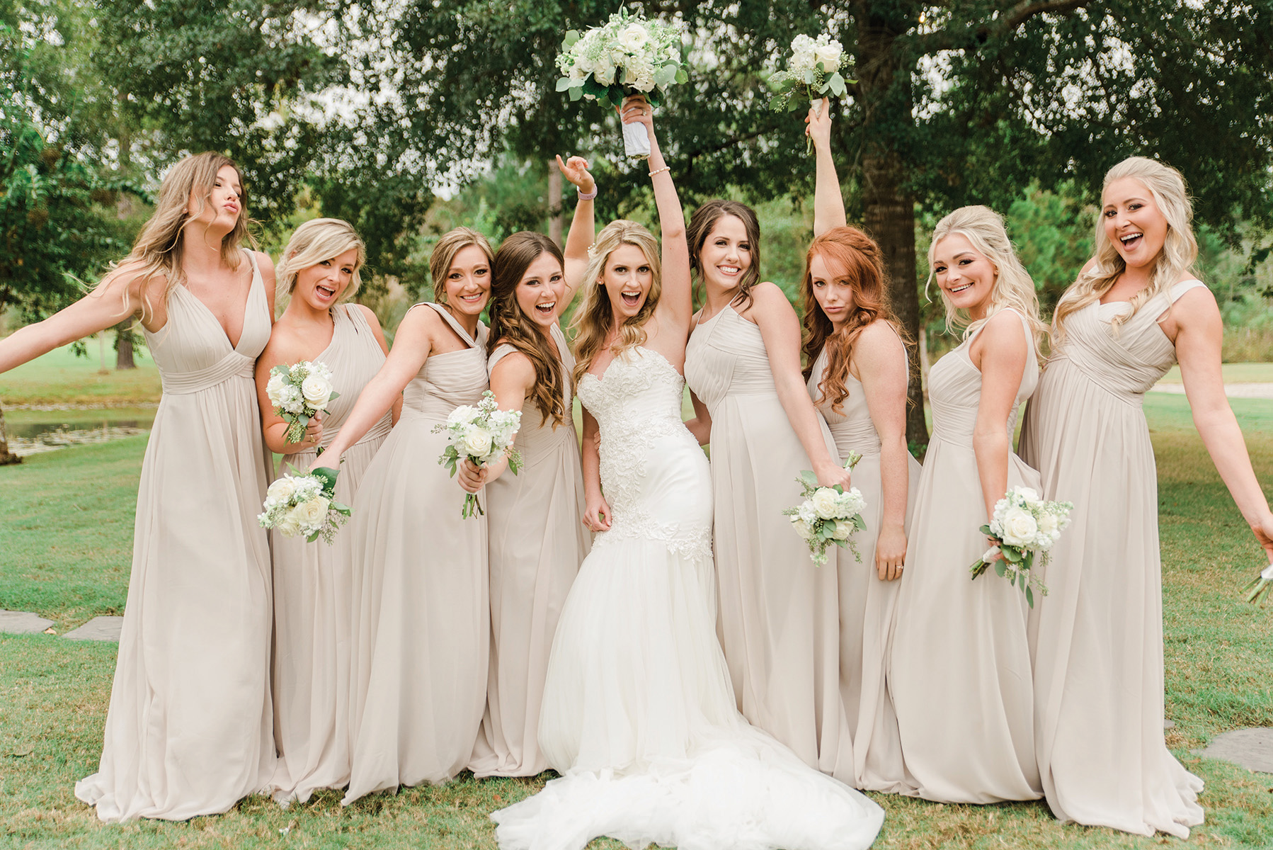 bridesmaids & bride - fun wedding party photo ideas