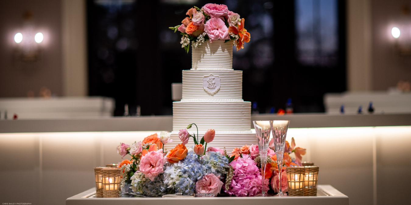 Photo: Mackenzie Reiter Photography | Venue: Corinthian Houston | Cake: Susie's Cakes